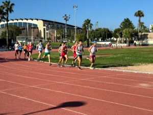 Atletas compitiendo en la pista de atletismo de la Ciudad Deportiva de Torrevieja