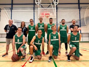 Los jugadores de la modalidad de Baloncesto masculino tras posicionarse terceros en el campeonato