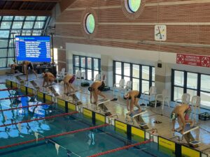 Competición de natación en la piscina cubierta de la Ciudad Deportiva de Torrevieja